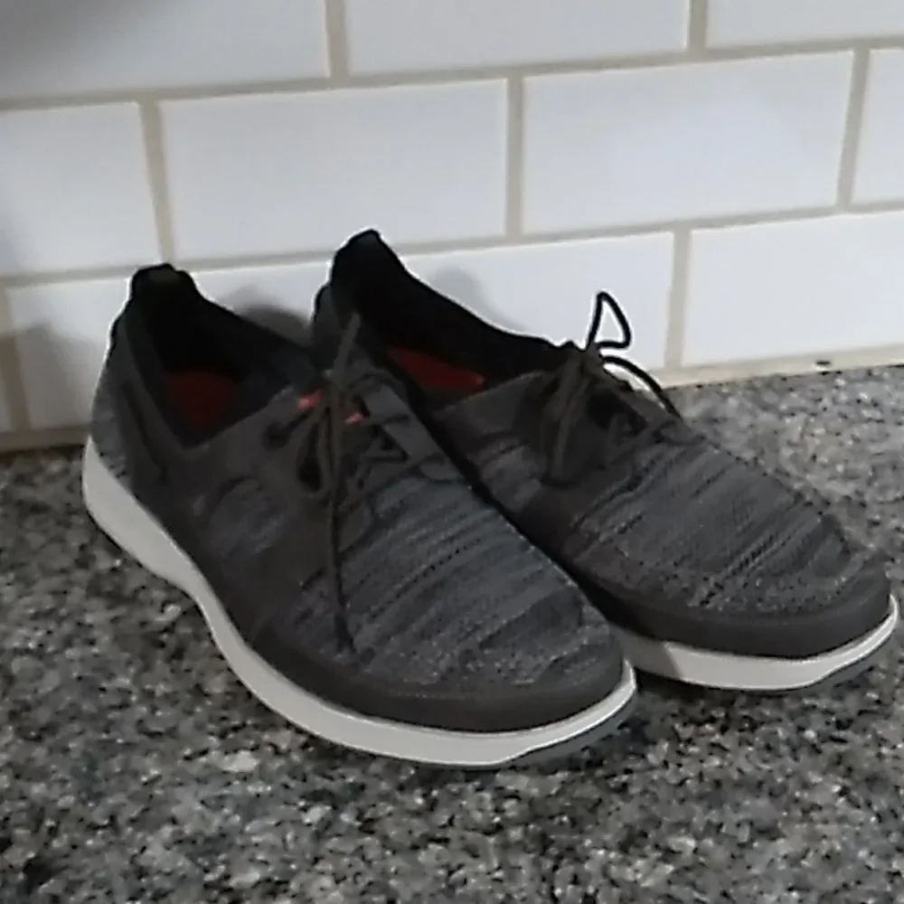 Dockers Men's Gray-Knit Leather Lightweight Shoes. Size 9